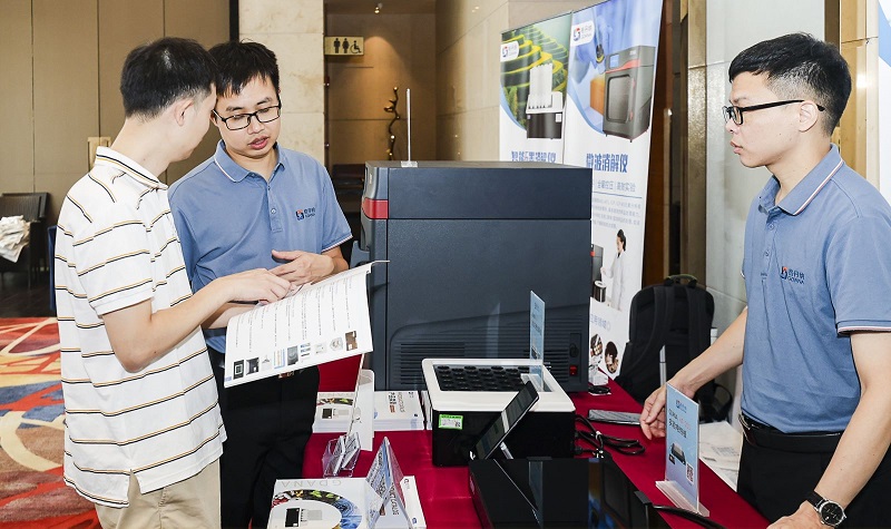 銷售總經(jīng)理為客戶展示商品，耐心答疑解惑