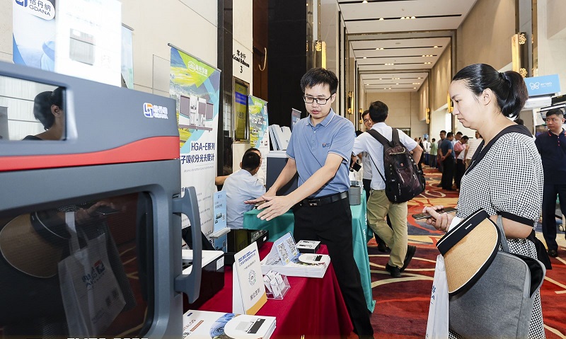 銷售總經(jīng)理為客戶展示商品，耐心答疑解惑